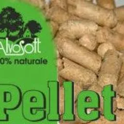 Stos pelletu drzewnego z widocznym zielonym logotypem firmy AlvoSoft z napisem 'Pellet' i hasłem '100% naturale'.