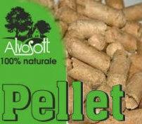 Stos pelletu drzewnego z widocznym zielonym logotypem firmy AlvoSoft z napisem 'Pellet' i hasłem '100% naturale'.