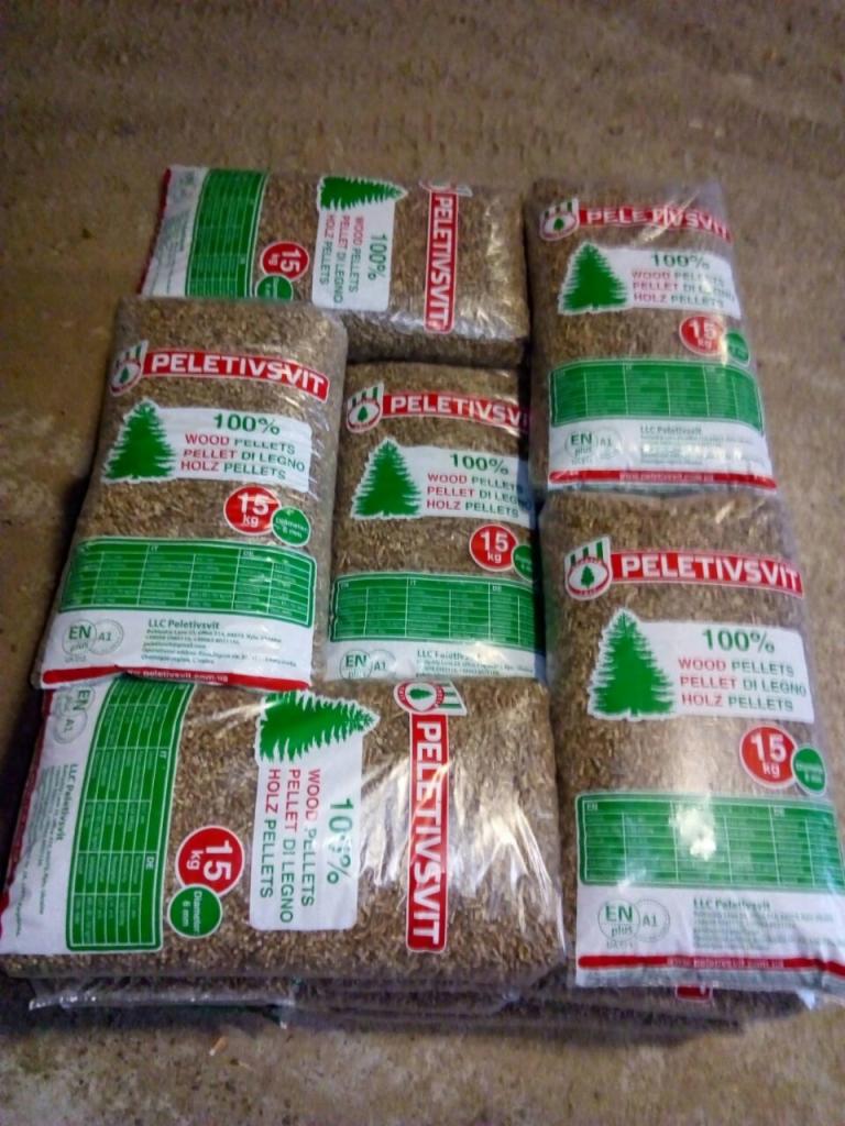 Ułożone worki z pelletem drzewnym marki Peletivsvit, każdy o wadze 15 kg, z widocznym logo firmy i informacją o certyfikacie EN A1.