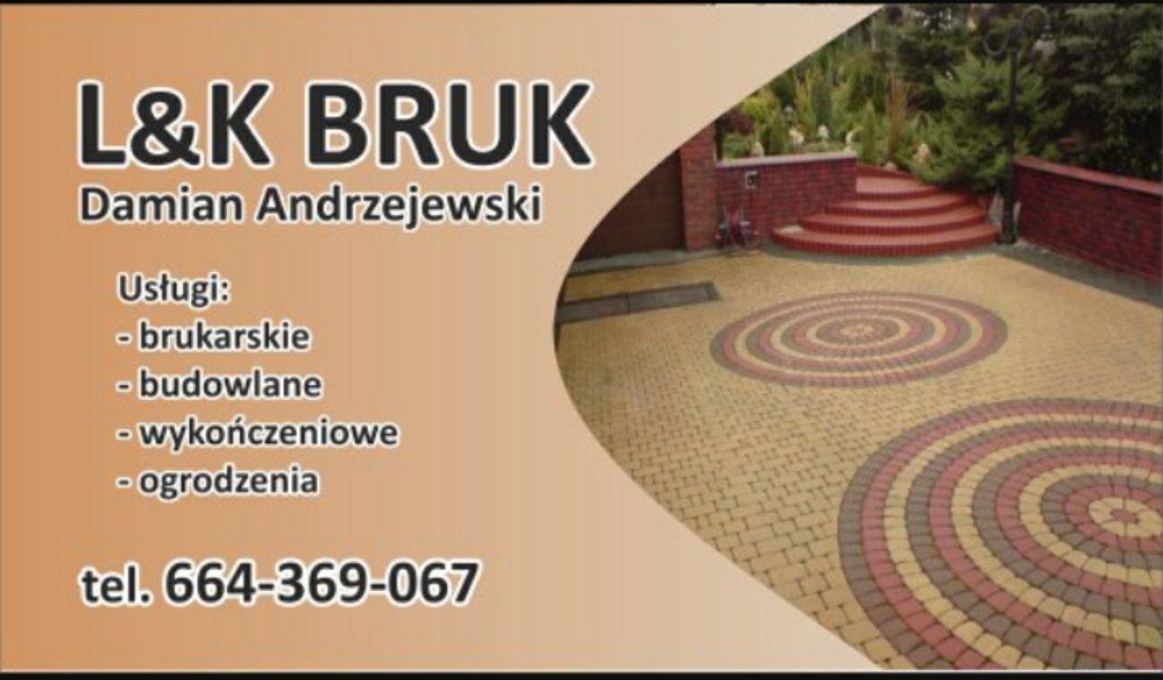 Zdjęcie wizytówki firmy brukarskiej L&K BRUK z widokiem na realizację: wzory kołowe z kostki brukowej na podjeździe i schody z cegły klinkierowej.