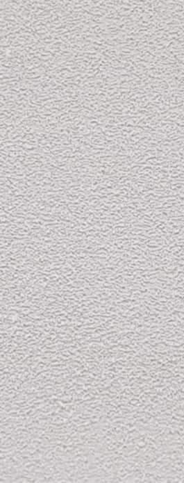 Jasnoszara, drobnoziarnista struktura tynku na elewacji budynku, zbliżenie.