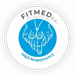 Niebiesko-białe logo Fitmed S.C. z dłońmi wskazującymi w dół, rok założenia 2004 i nazwa M&D Nogajewscy. Okrągła kompozycja z minimalistycznym designem.