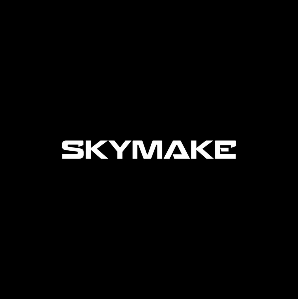Białe logo SKYMAKE na czarnym tle, nowoczesny krój pisma z ukośnymi liniami.