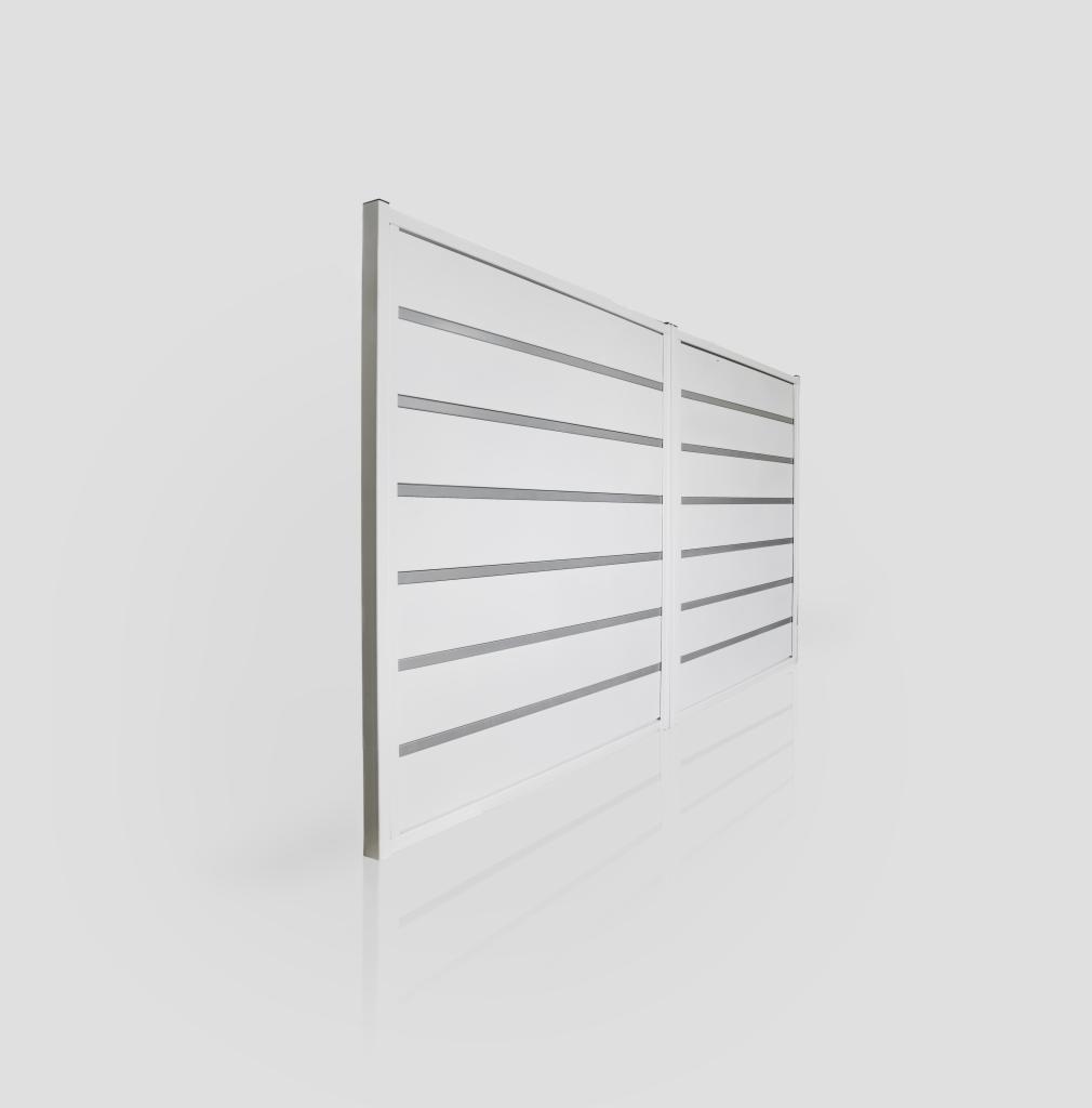 Dwa panele białej, nowoczesnej osłony z poziomymi, szarymi przerwami, ustawione pod kątem na jasnym tle, widoczne odbicie na podłożu.