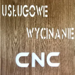Drewniana tablica z napisem 'Usługowe Wycinanie CNC', wykonanym różnymi technikami: wycinane litery i naklejane plastikowe litery na tle tekstury drewna.