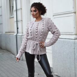 Kobiecy sweterek z ozdobnymi pomponikami 