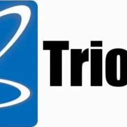 Logo firmy Trio MS z abstrakcyjnym symbolem na niebieskim tle i czarnym napisem Trio MS po prawej stronie.