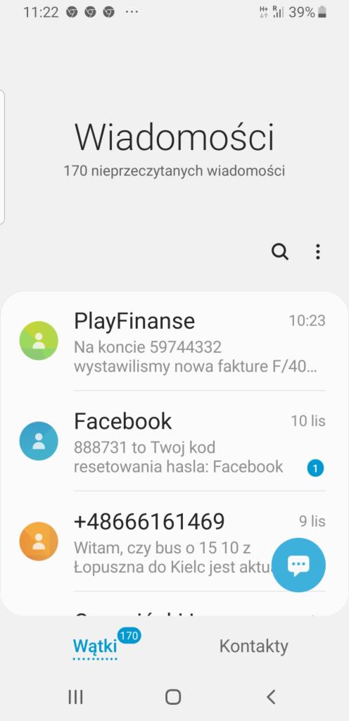Zrzut ekranu smartfona z aplikacją wiadomości, widoczne nieprzeczytane wiadomości od PlayFinanse z informacją o nowej fakturze, Facebooka z kodem resetowania hasła oraz numeru telefonu z pytaniem...