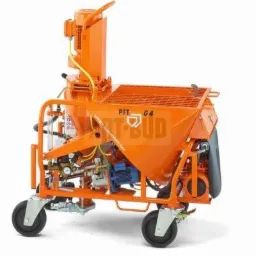 Pomarańczowa maszyna PFT G4 do mieszania i nakładania zapraw, widok z boku na białym tle, z widocznymi przewodami i silnikiem.