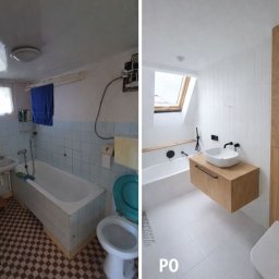 Usługi budowlane Cezary Piaskowski - Zdjęcie łazienki przed i po remoncie. Po lewej stara, zaniedbana łazienka z niebieskimi płytkami. Po prawej nowoczesna, jasna łazienka z drewnianymi elementami i białymi płytkami.