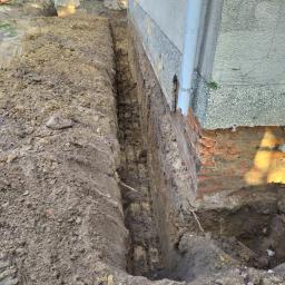 USŁUGI OGÓLNOBUDOWLANE KOPARECZKA Łukasz Luszowski - Odkopanie fundamentów przy kościele ⛪