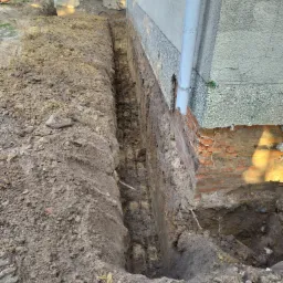 Odkopanie fundamentów przy kościele ⛪