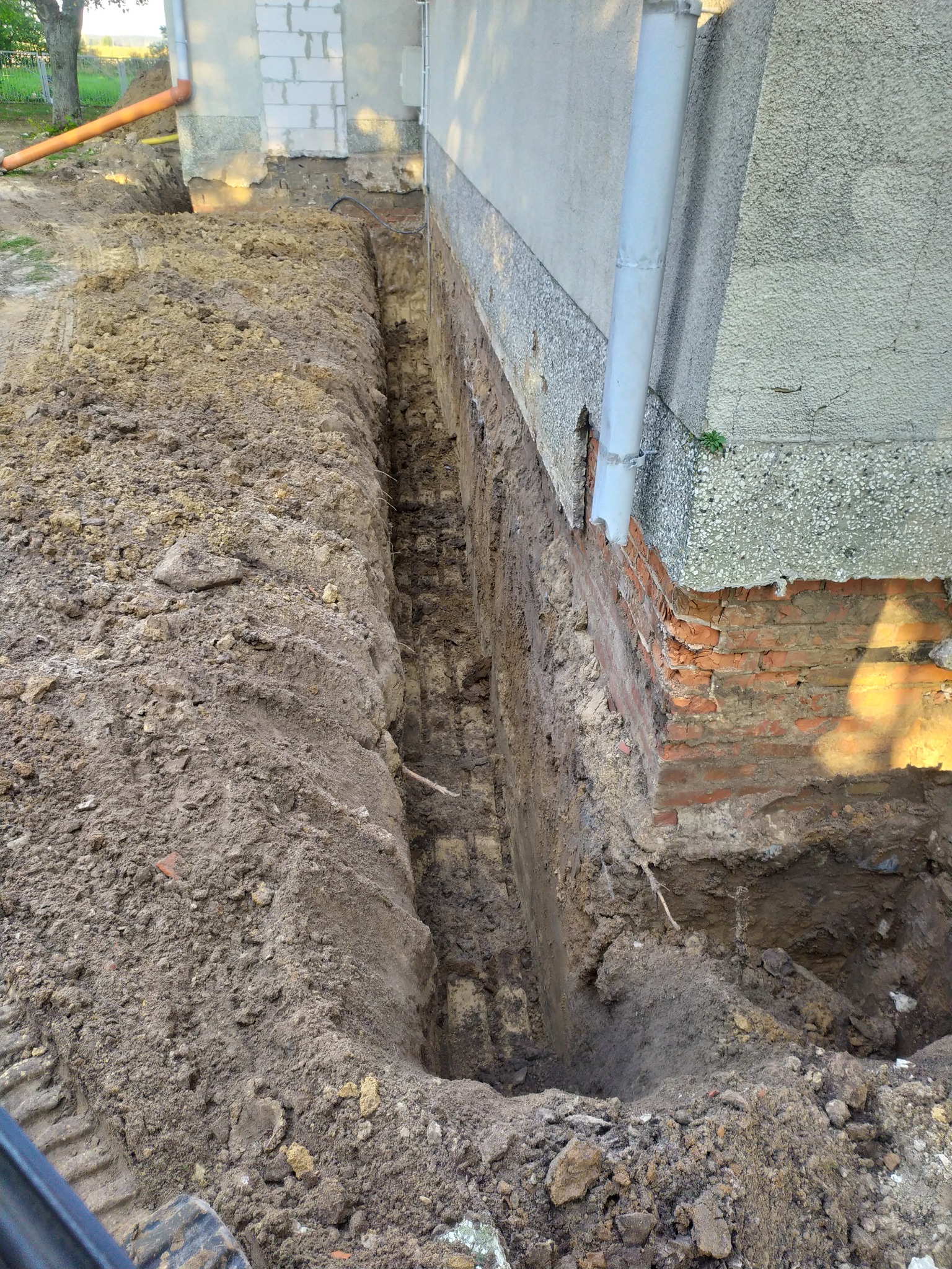 Odkopanie fundamentów przy kościele ⛪