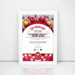 Oprawiony w ramkę dyplom gratulacyjny z okazji 45-lecia Rejonowego Wodnego Ochotniczego Pogotowia Ratunkowego, z motywami świątecznymi i podpisem Prezydenta Miasta Leszna.