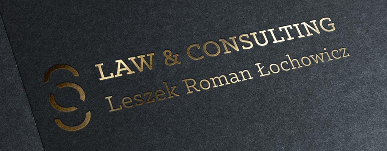 Zbliżenie na wizytówkę firmy prawniczej Law & Consulting Leszek Roman Łochowicz, z tłoczonym złotym logo na ciemnoszarym, teksturowanym papierze.