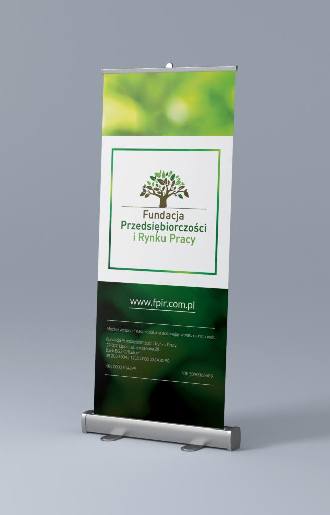 Roll-up reklamowy Fundacji Przedsiębiorczości i Rynku Pracy z logo drzewa, adresem strony internetowej i danymi kontaktowymi, ustawiony na szarym tle.