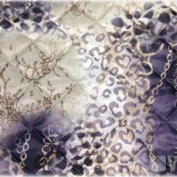 Pikowana tkanina z wzorem łączącym motywy łańcuchów, panterki i koronki w odcieniach fioletu i beżu, z widocznym logo producenta w prawym dolnym rogu.