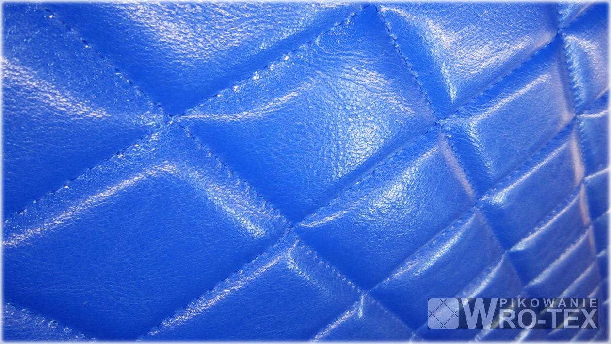 Niebieska, pikowana tkanina z widocznymi szwami i logo firmy WRO-TEX w prawym dolnym rogu.