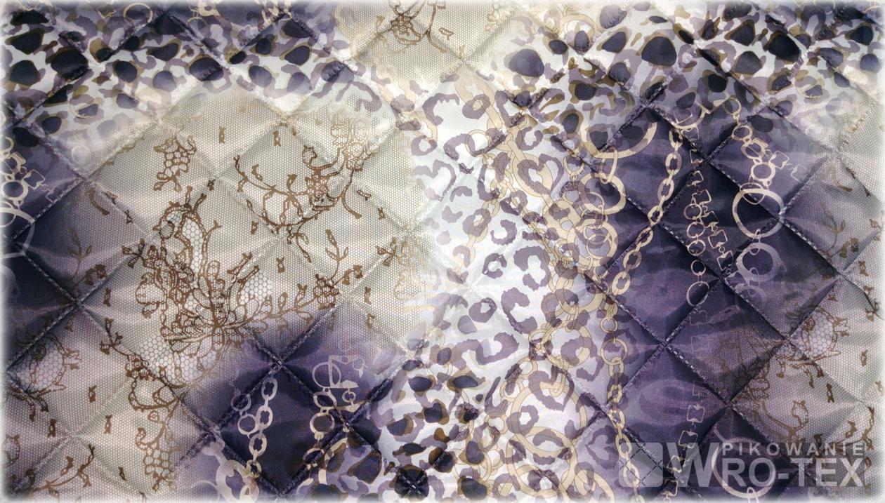 Pikowana tkanina z wzorem łączącym motywy łańcuchów, panterki i koronki w odcieniach fioletu i beżu, z widocznym logo producenta w prawym dolnym rogu.