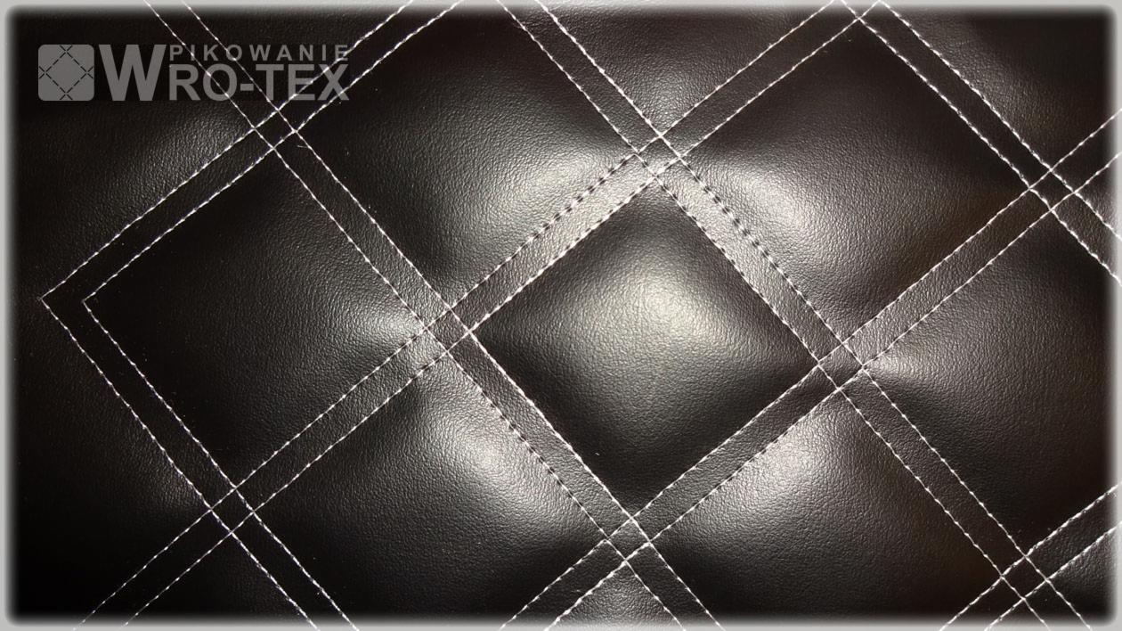 Czarna, pikowana skóra z białymi szwami tworzącymi romby, logo WRO-TEX w lewym górnym rogu.