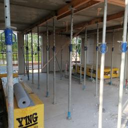 Tutaj już pomieszczenie po zascieleniu płytami, tereaz to tylko z tylu panel z okna in, tam okna, wkoło wełna i cegiełki, dzwi i klaar 