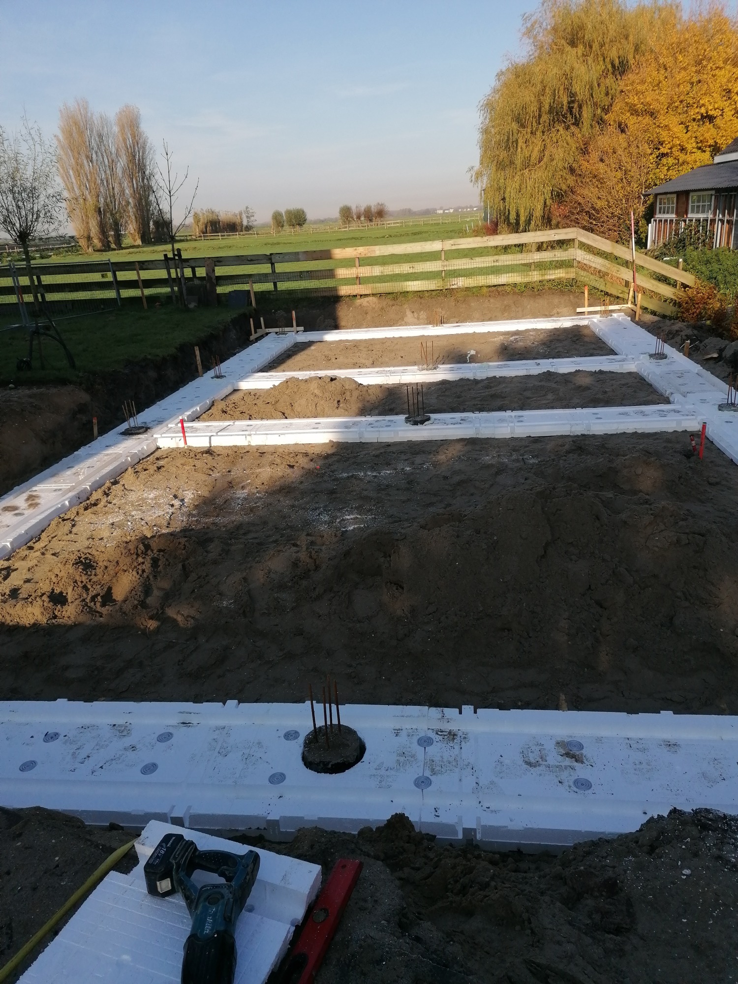 Fundamenty z tempexu czyli styropianu. Jak to w Nederland słupy w ziemi w każdej osi