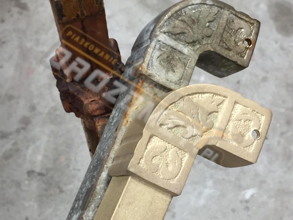 Metalowe elementy dekoracyjne przed i po oczyszczeniu, widoczne różnice w kolorze i strukturze powierzchni, z delikatnymi wzorami roślinnymi.