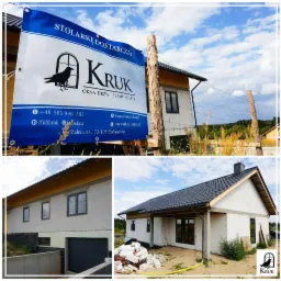 Trzy kadry z budowy domu jednorodzinnego. Górne zdjęcie przedstawia baner reklamowy firmy 'Kruk' oferującej okna, drzwi, bramy i rolety, na tle częściowo wykończonego domu. Dwa dolne zdjęcia...