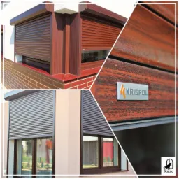 Brązowe rolety zewnętrzne z logo Krispol na elewacji budynku, widoczne okno i ceglana podmurówka.