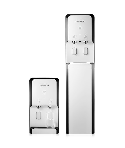 Dwa dystrybutory wody marki Ruhens, jeden wysoki stojący, drugi mniejszy nablatowy, oba w kolorze białym z czarnymi obwódkami, na białym tle.