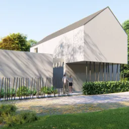 Nowoczesny dom z jasną elewacją i dwuspadowym dachem, otoczony zielenią, z parą osób stojących przed wejściem.