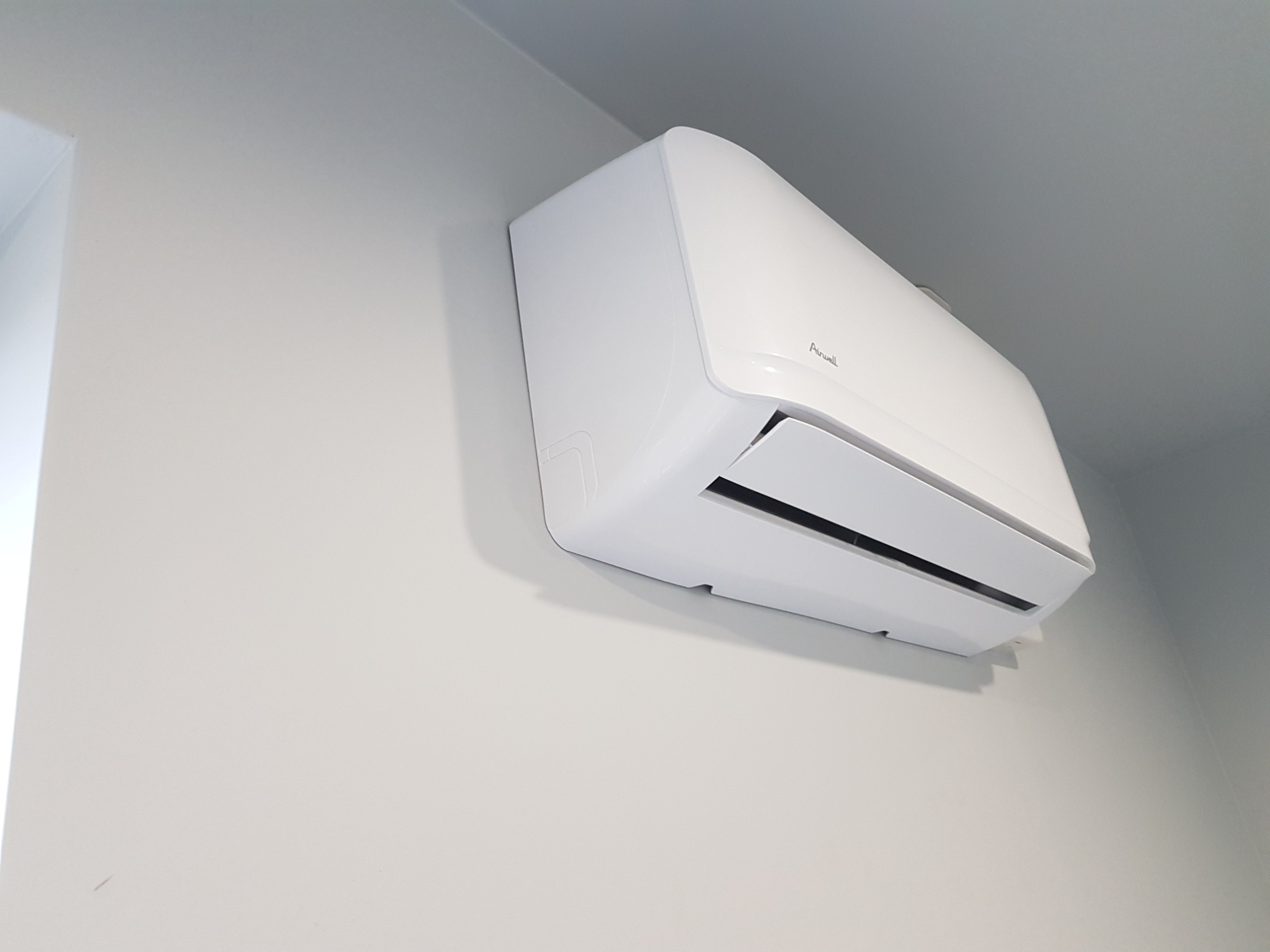 Montaż jednostki klimatyzacji firmy Airwell.