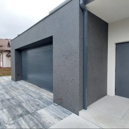 TEAM Sp. z o.o. - Wiśniowski Drzwi nowa do naświetlem bocznym i Brama garażowa