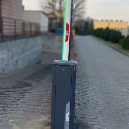 Szlaban BFT z podświetlanym ramieniem zielono czerwono