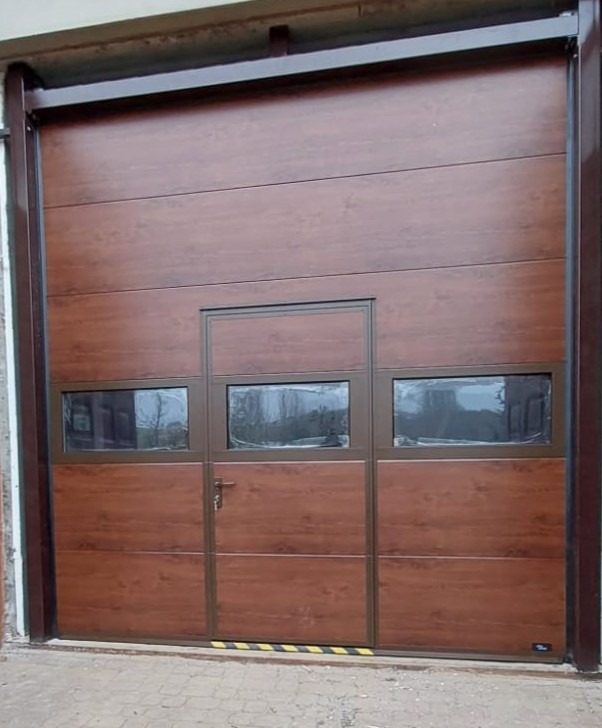 Brama z drzwiami przejściowymi oraz przeszkleniem EKOOKNA