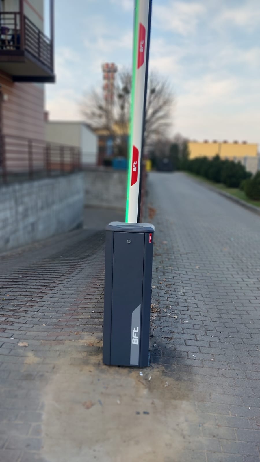 Szlaban BFT z podświetlanym ramieniem zielono czerwono