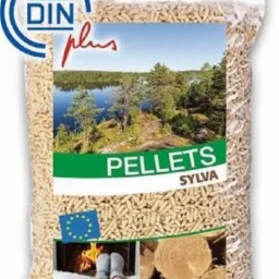 Worek pelletu Sylva z certyfikatem DINplus, prezentujący wizualizację jeziora i kominka z palącym się ogniem oraz nogami w szarych skarpetach.