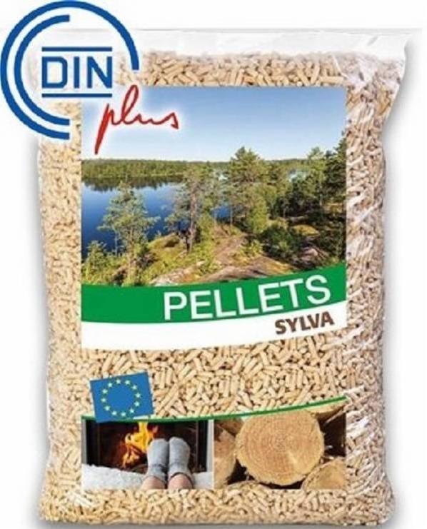 Worek pelletu Sylva z certyfikatem DINplus, prezentujący wizualizację jeziora i kominka z palącym się ogniem oraz nogami w szarych skarpetach.