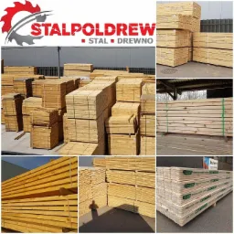 Skompletowane i zabezpieczone taśmami pakiety tarcicy na placu składowym w Bytomiu, widok na różne ułożenia i gatunki drewna.