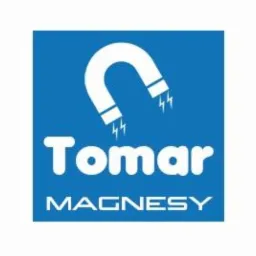 Logo firmy Tomar MAGNESY na niebieskim tle, przedstawiające biały magnes podkowiasty.