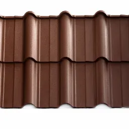 Dwa panele brązowej dachówki metalowej, imitującej dachówkę ceramiczną, ułożone na białym tle, widok z góry.