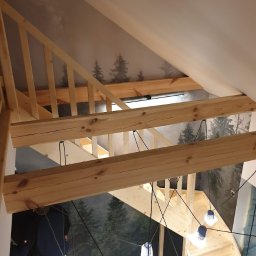Fototapeta las montowana na klatce schodowej