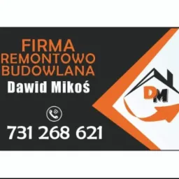 Logo firmy remontowo-budowlanej Dawid Mikoś z numerem telefonu i symbolem dachu z inicjałami DM w pomarańczowo-czarnej kolorystyce.