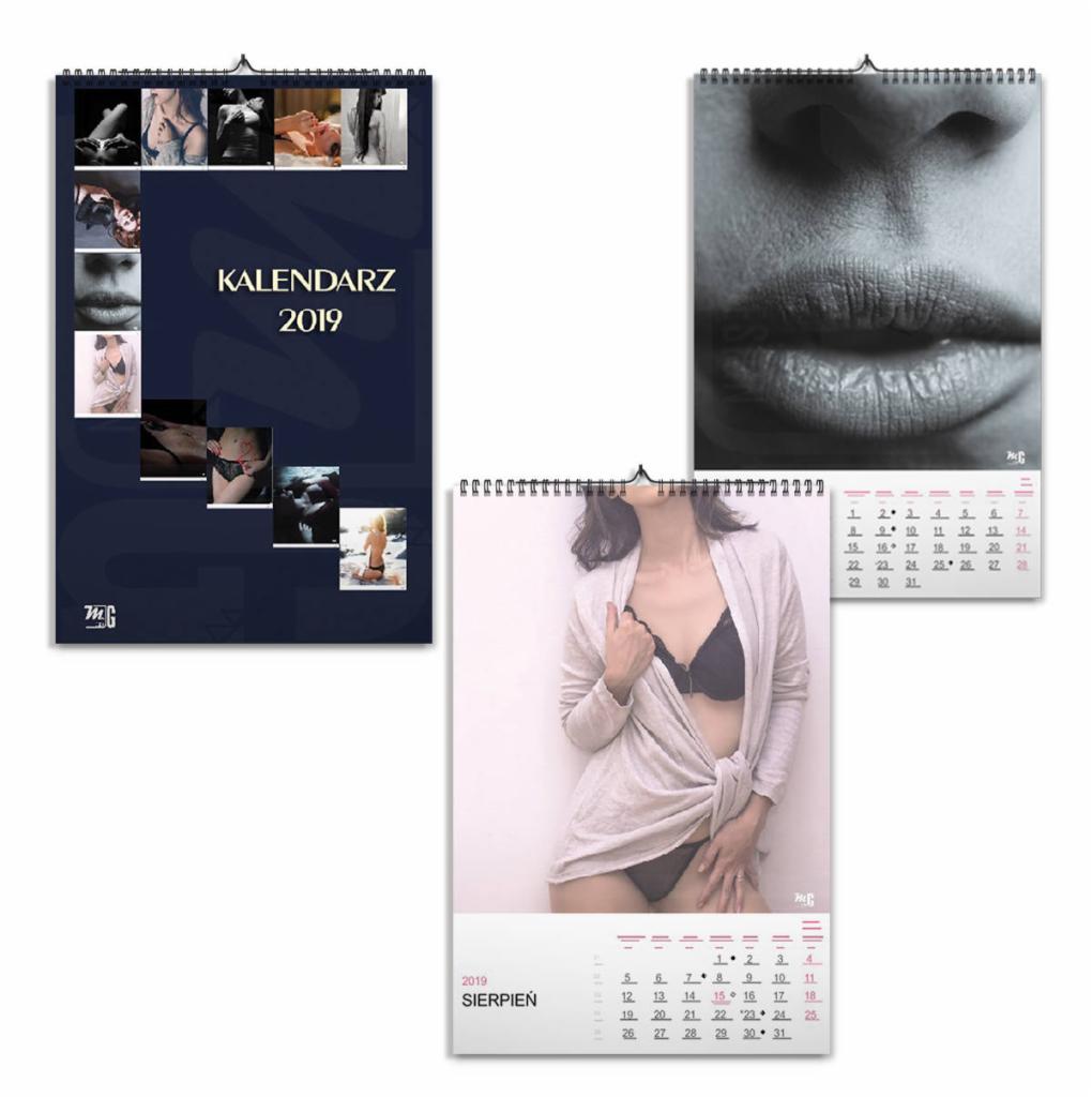 Trzy wiszące kalendarze spiralne z różnymi zdjęciami: kolaż zdjęć na granatowym tle, zbliżenie na usta w czerni i bieli oraz kobieta w bieliźnie i rozpiętym swetrze.
