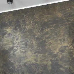 Ściana w kuchni z dekoracyjną, ciemną teksturą z efektem złota, widoczny fragment lodówki z magnesami i drewniane drzwi szafki.