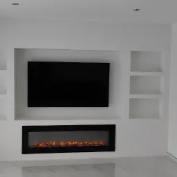 Biała ściana z wnękami, w których umieszczono telewizor i elektryczny kominek z efektem płomieni, minimalistyczny design, jasne wnętrze z marmurową podłogą i szklanymi drzwiami.