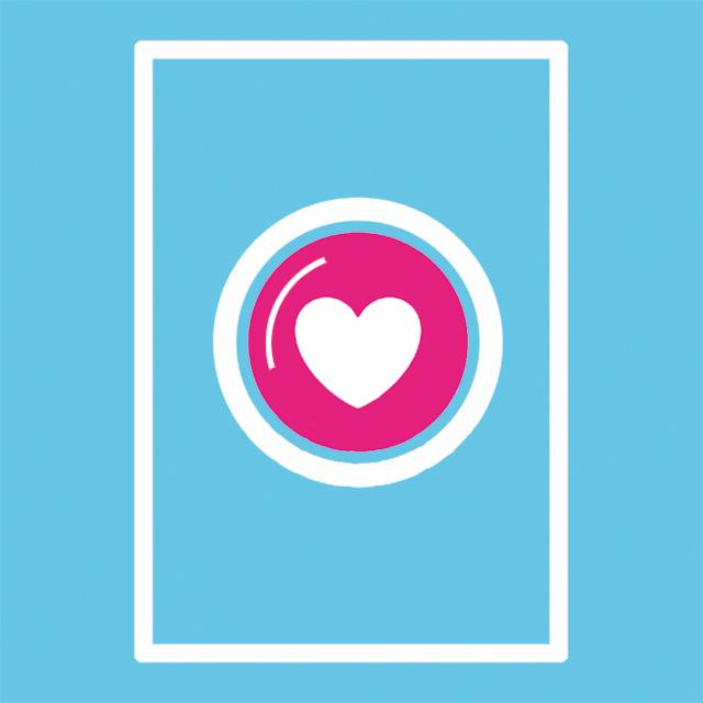 Grafika fotobudki z różowym sercem w okręgu, na jasnoniebieskim tle z białą ramką.