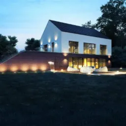 Nowoczesny dom z białymi ścianami i dużymi oknami, oświetlony punktowymi lampami zewnętrznymi, z tarasem i elementami wodnymi, widok z ogrodu o zmierzchu.