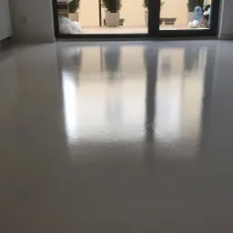 Posadzka żywiczna 'na gładko'. Bardzo łatwa w czyszczeniu, wysoka odporność na ścieranie i chemikalia.