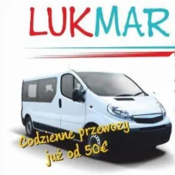 Biały bus z napisem 'Codzienne przewozy już od 50€' i logo firmy LUKMAR nad nim.